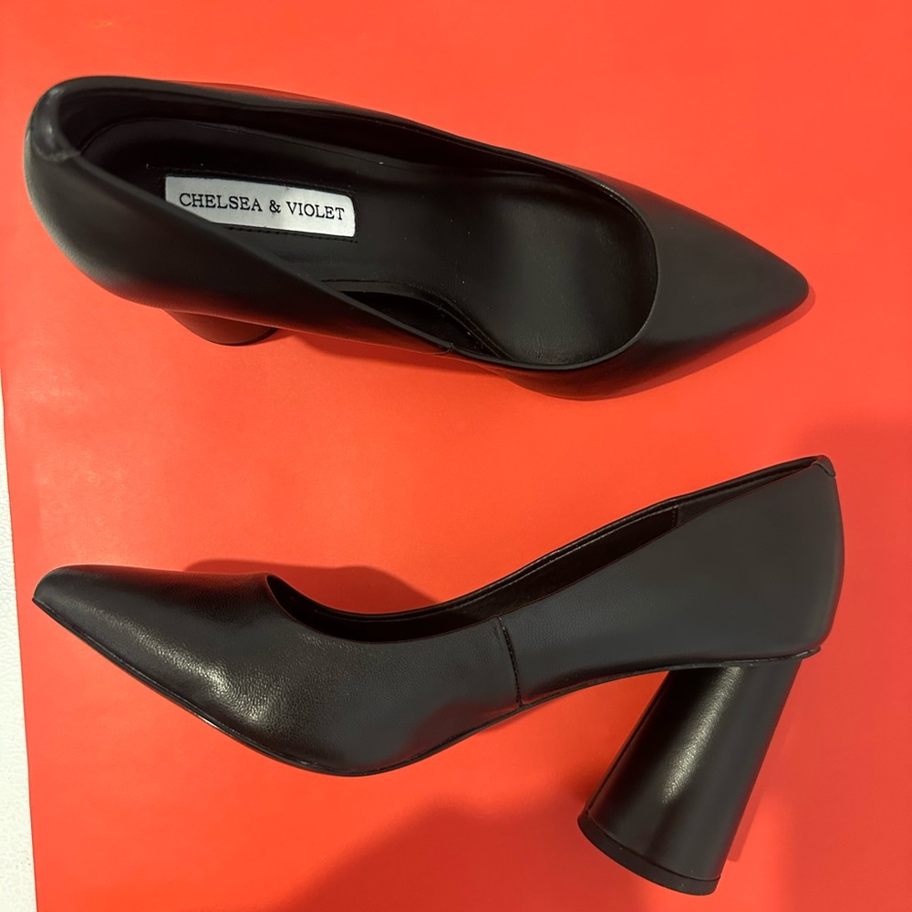 Chelsea & Violet Black Women's Pumps